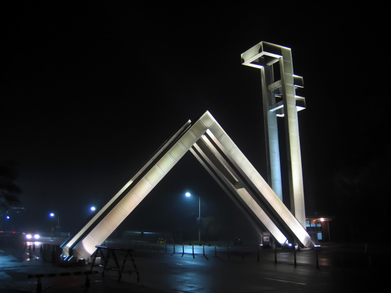 Seoul_National_University_Main_Gate_at_Night by Lawlite used under CC-SA 4.0